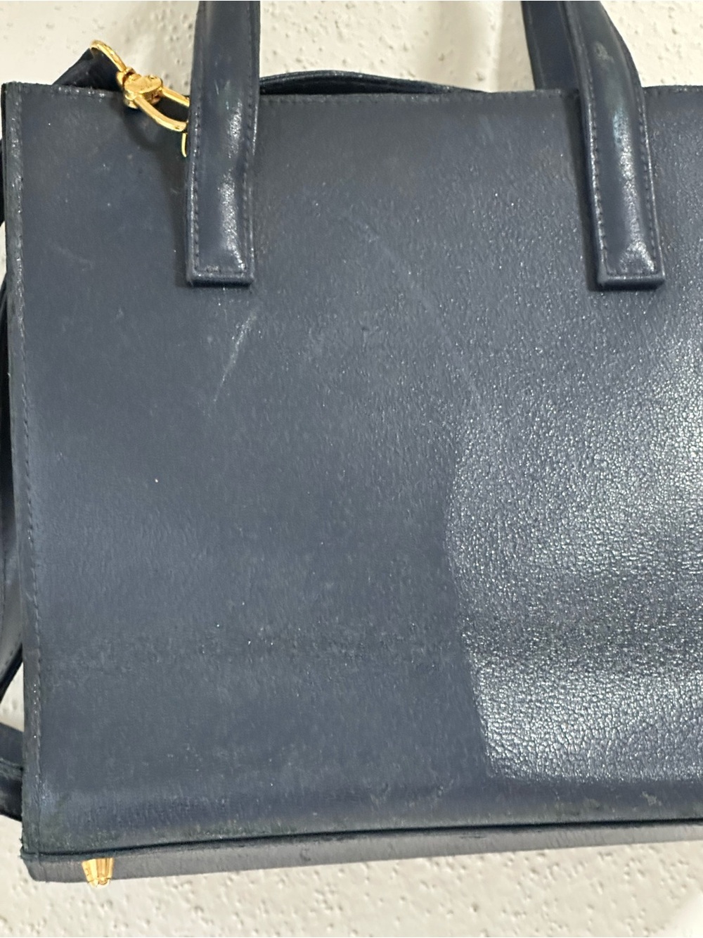 Vintage Leather navy blue bag from the 1970’s gold hardware. - Picture 6 of 15